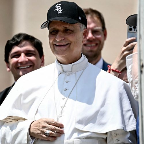Papa Leão XIV viraliza ao aparecer usando boné do Chicago White Sox