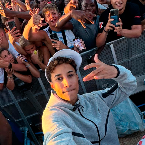 Drake leva streamer brasileiro Tota para festival na Inglaterra